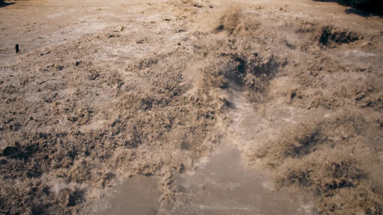 河流洪水。拥挤的河水溢出了堤岸视频素材