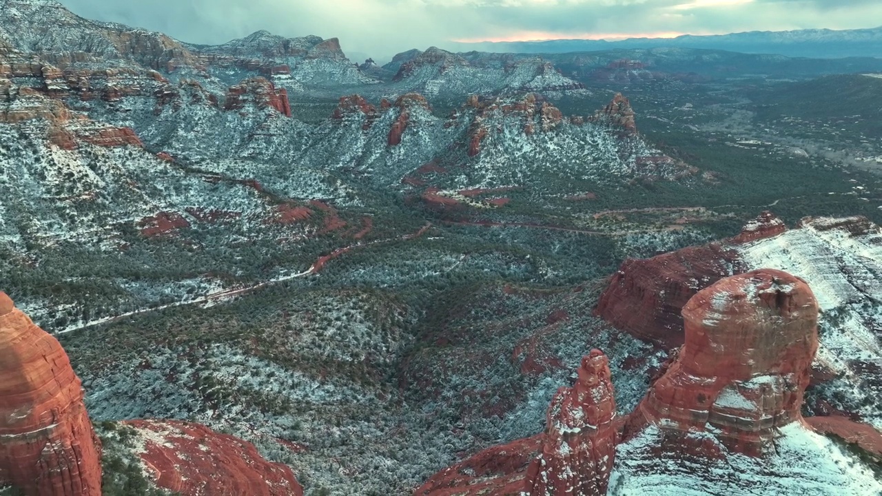 亚利桑那州塞多纳红岩砂岩的雪景鸟瞰图。视频素材
