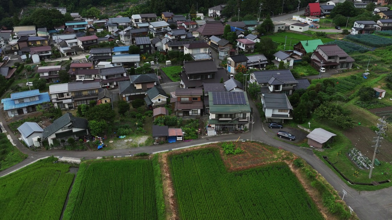 在多云的日本长野，鸟瞰图环绕着附近的日本住宅视频素材