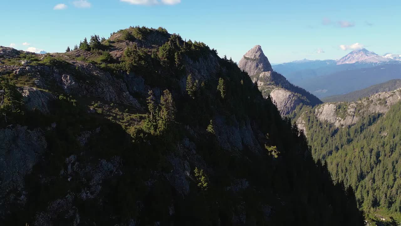 落基山脉景观。鸟瞰图。自然背景。加拿大不列颠哥伦比亚省。阳光明媚的视频素材