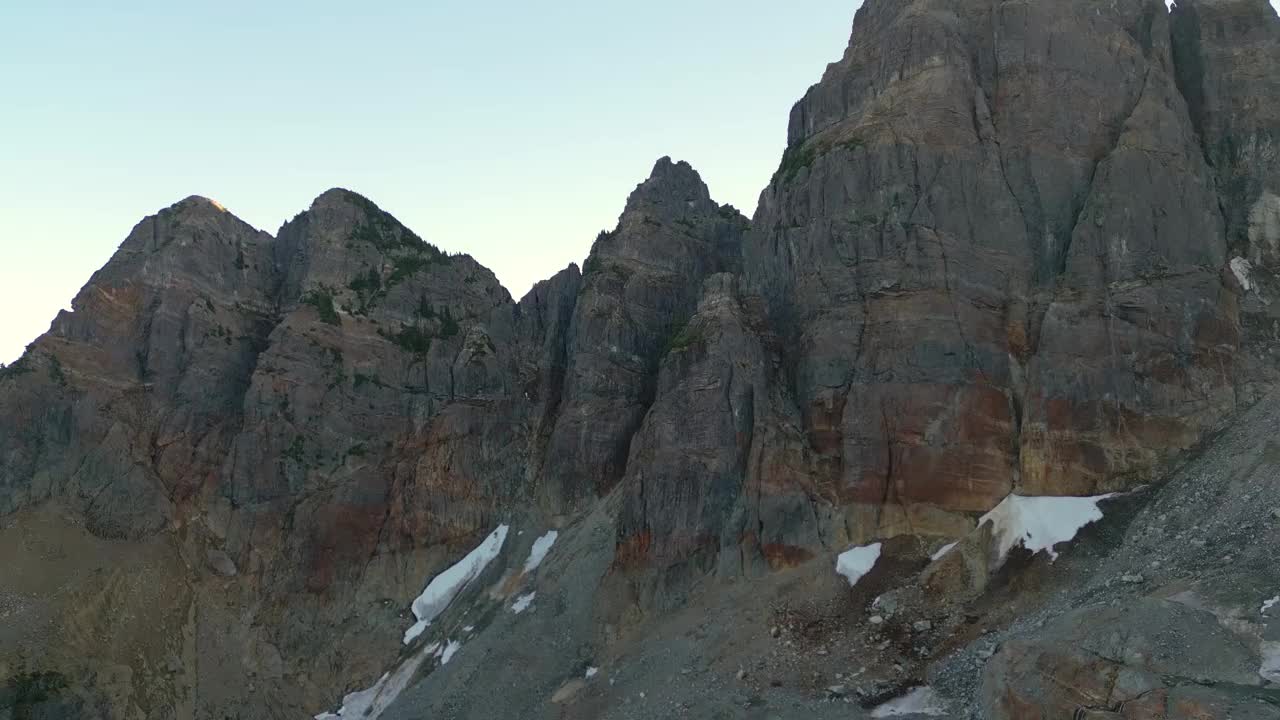 落基山脉景观。鸟瞰图。自然背景。加拿大不列颠哥伦比亚省。阳光明媚的视频素材