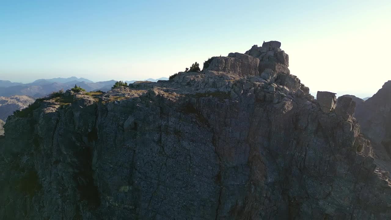 落基山脉景观。鸟瞰图。自然背景。加拿大不列颠哥伦比亚省。阳光明媚的视频素材