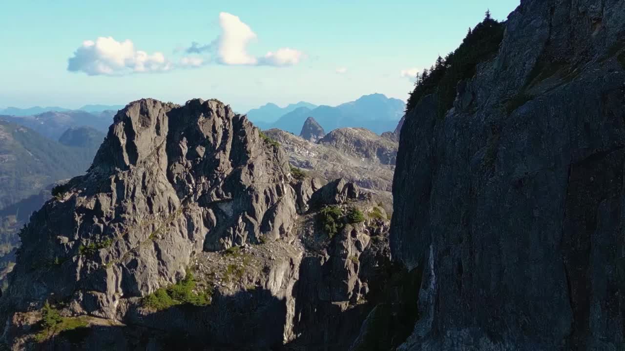 落基山脉景观。鸟瞰图。自然背景。加拿大不列颠哥伦比亚省。阳光明媚的视频素材