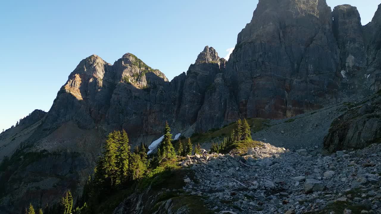 落基山脉景观。鸟瞰图。自然背景。加拿大不列颠哥伦比亚省。阳光明媚的视频素材