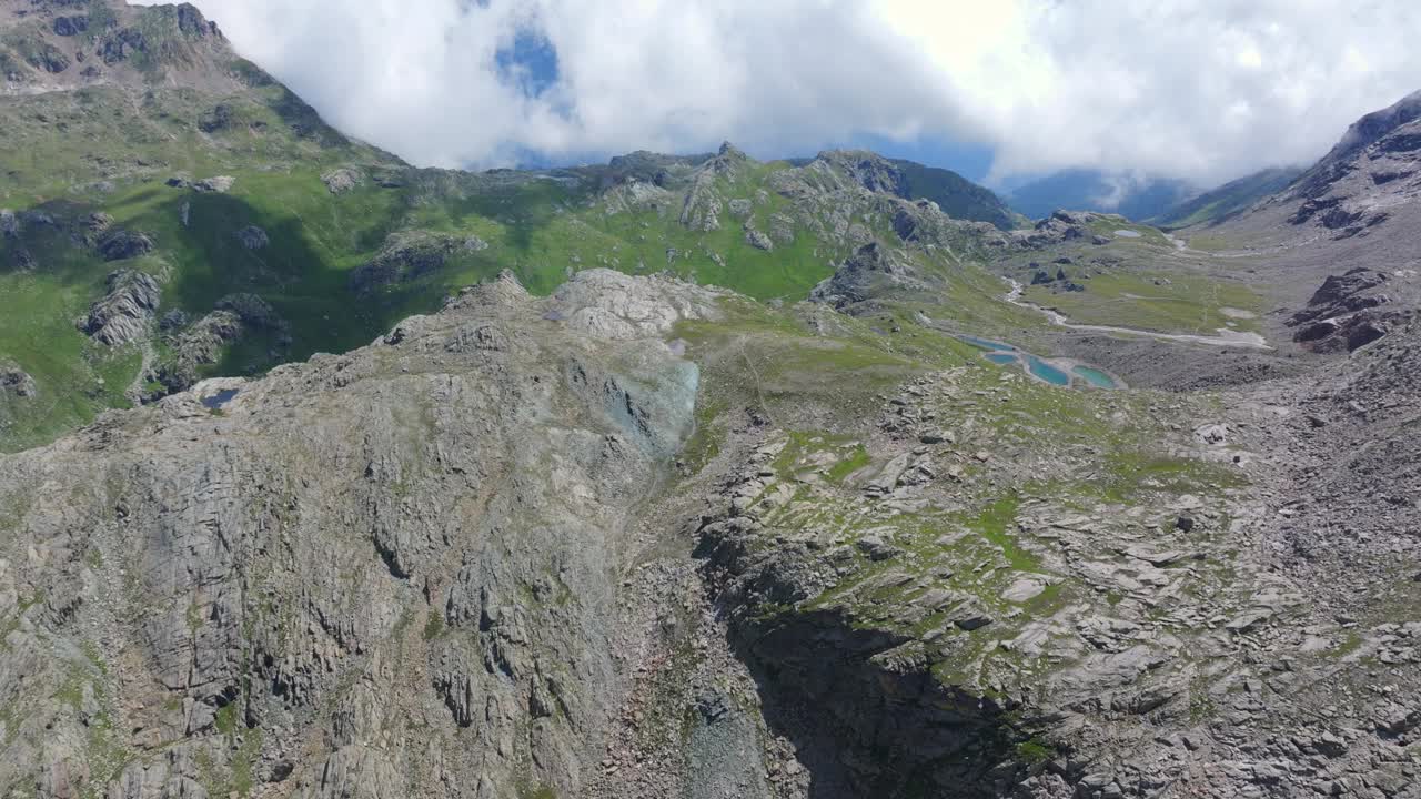 在意大利瓦尔泰利纳地区的夏季，飞越瓦尔马连科山脉。无人机航拍图视频素材