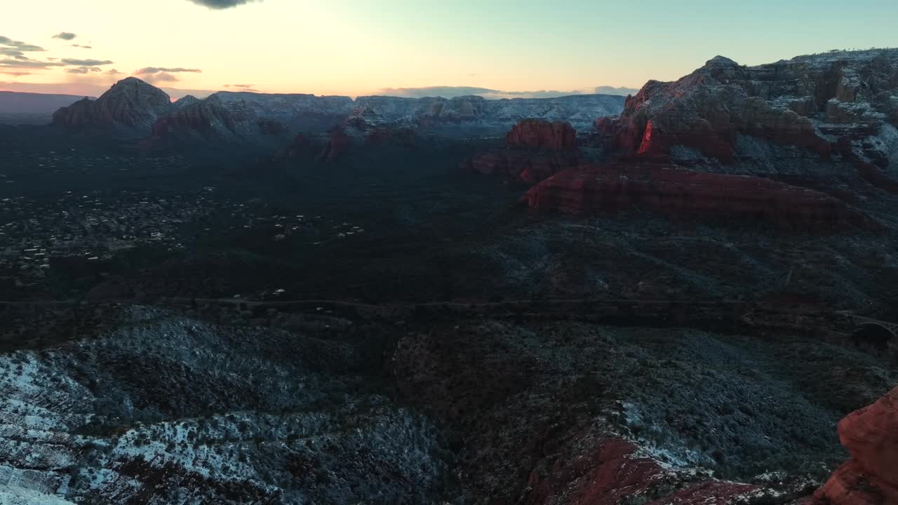 飞越塞多纳景观在日落的冬天。——空中视频素材