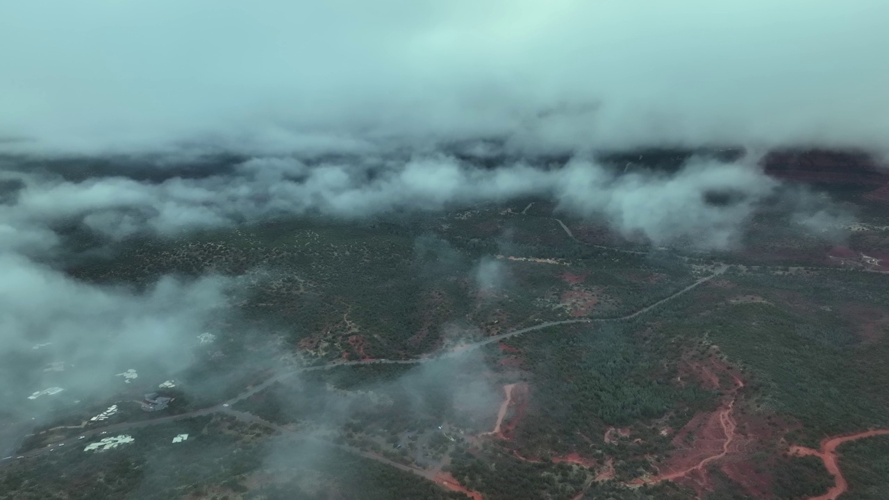 清晨在亚利桑那州的塞多纳，雾和云笼罩着塞多纳的风景。——空中视频素材