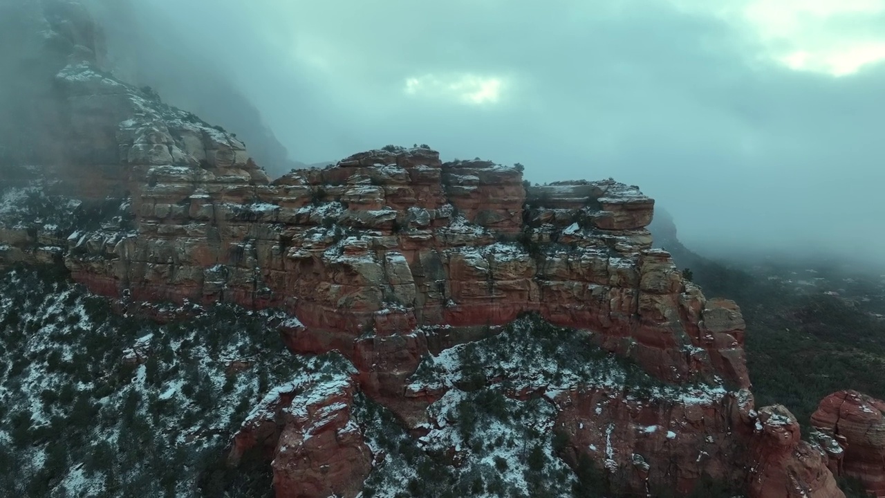冬季在美国亚利桑那州的塞多纳砂岩上有雾的景观。——空中视频素材