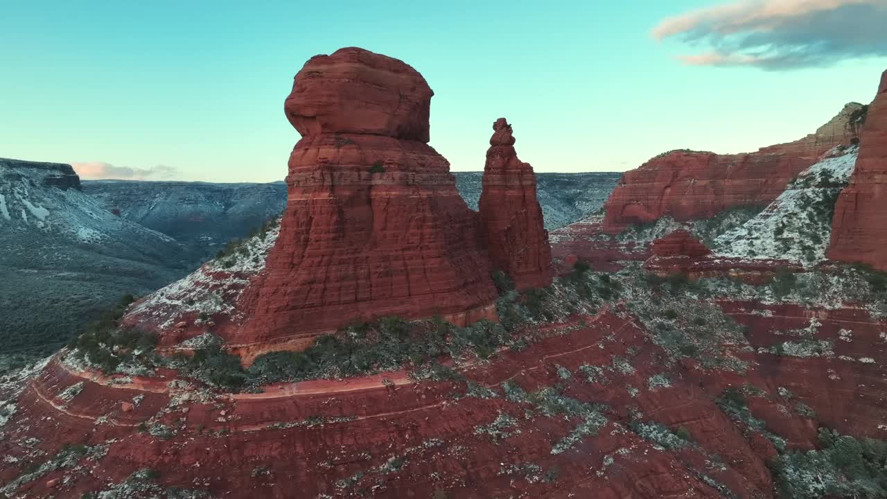 美国亚利桑那州塞多纳独特的红色岩层。——空中视频素材