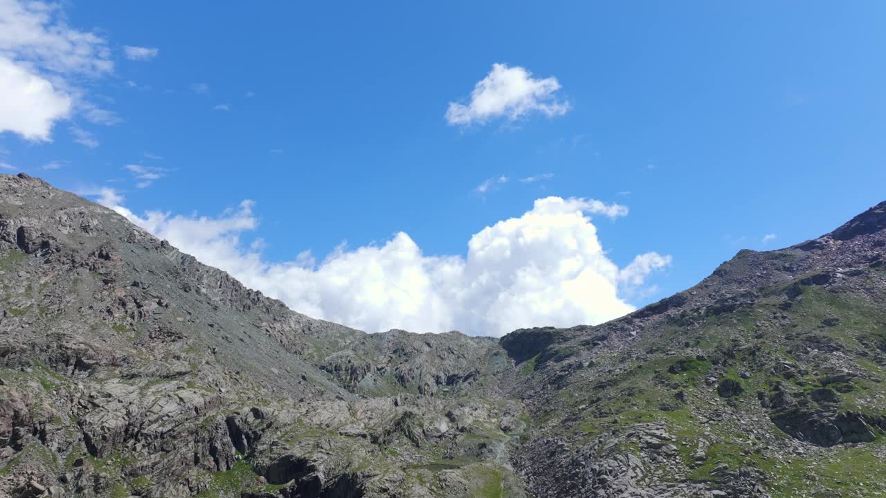 坐落在意大利北部Valmalenco山脉的小湖泊。航拍无人机俯视图视频素材