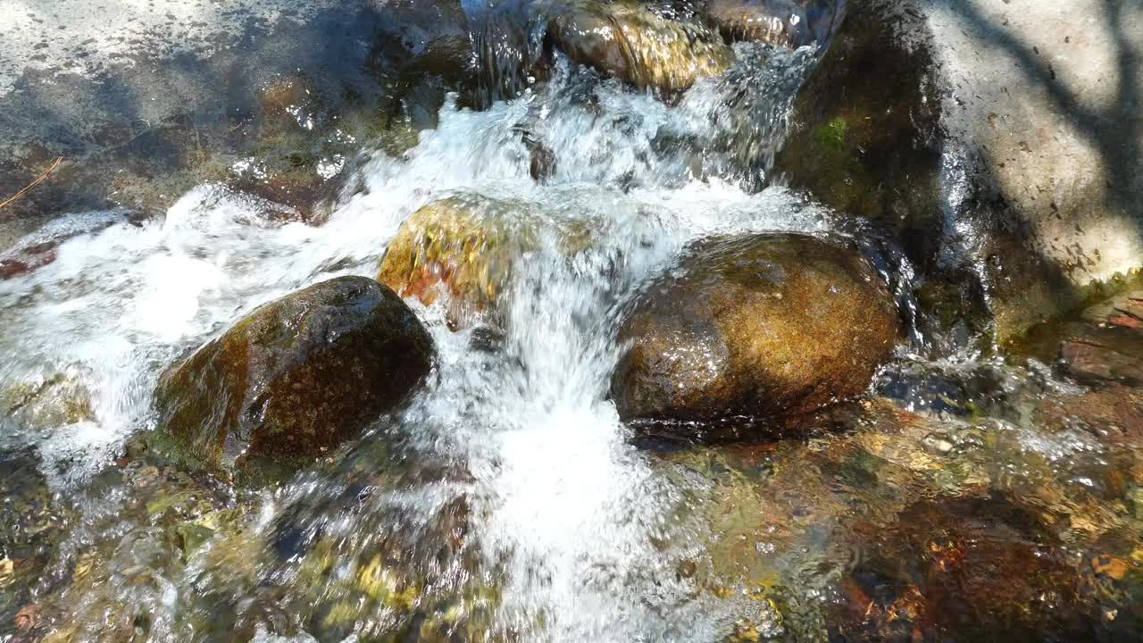 山河中有泉水视频素材