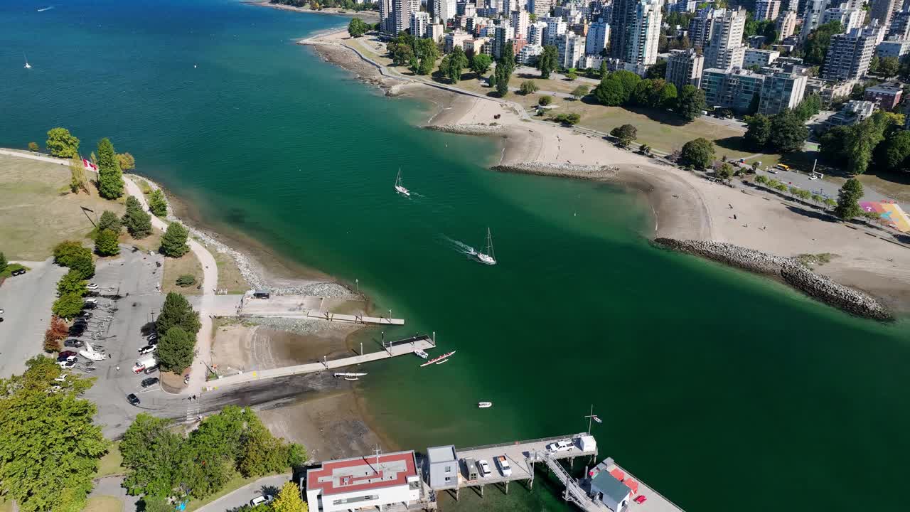 帆船巡游在假溪沿着日落海滩在西区，温哥华，BC，加拿大。——空中视频素材