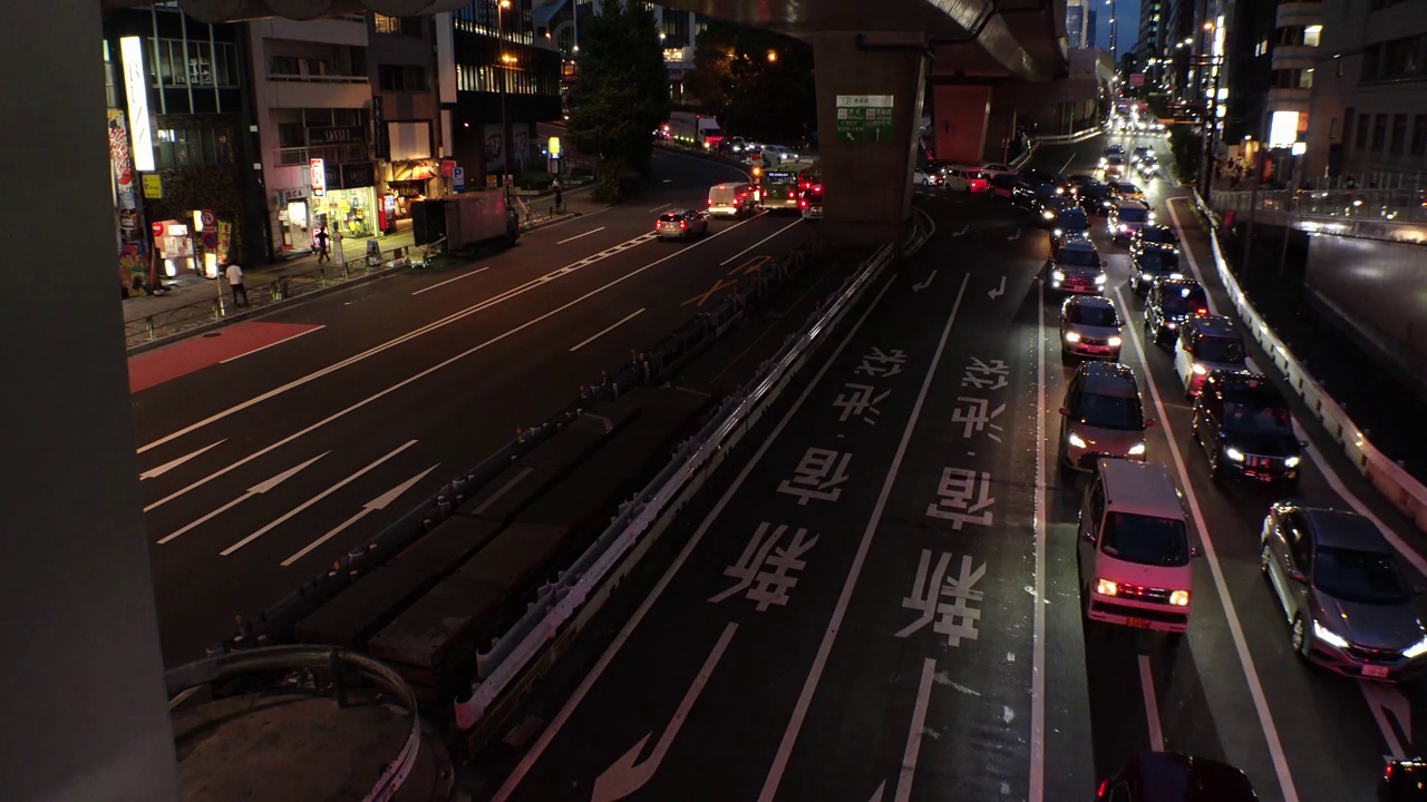 东京，日本:夜间街道交通的延时拍摄。视频素材