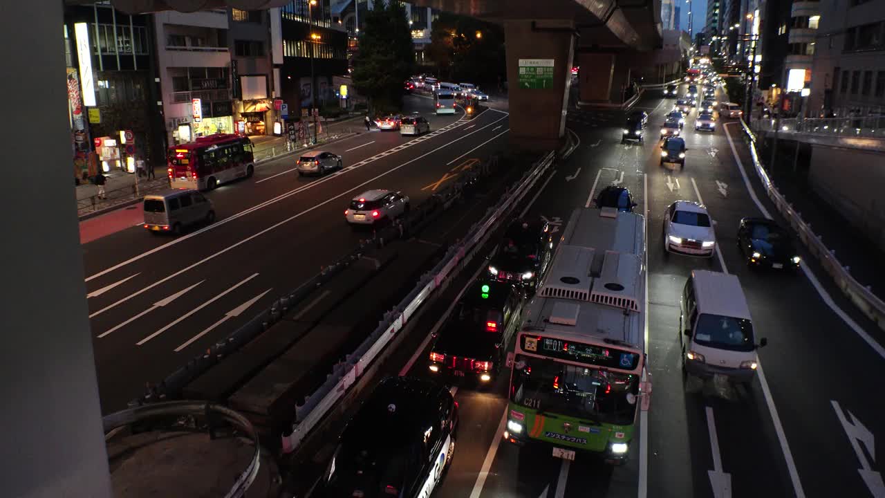 东京，日本:夜间街道交通的延时拍摄。视频素材