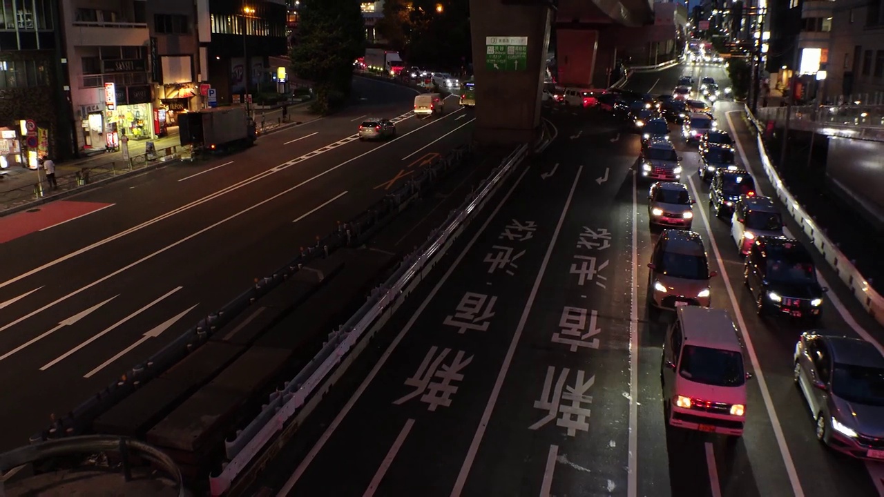 东京，日本:夜间街道交通的延时拍摄。视频素材