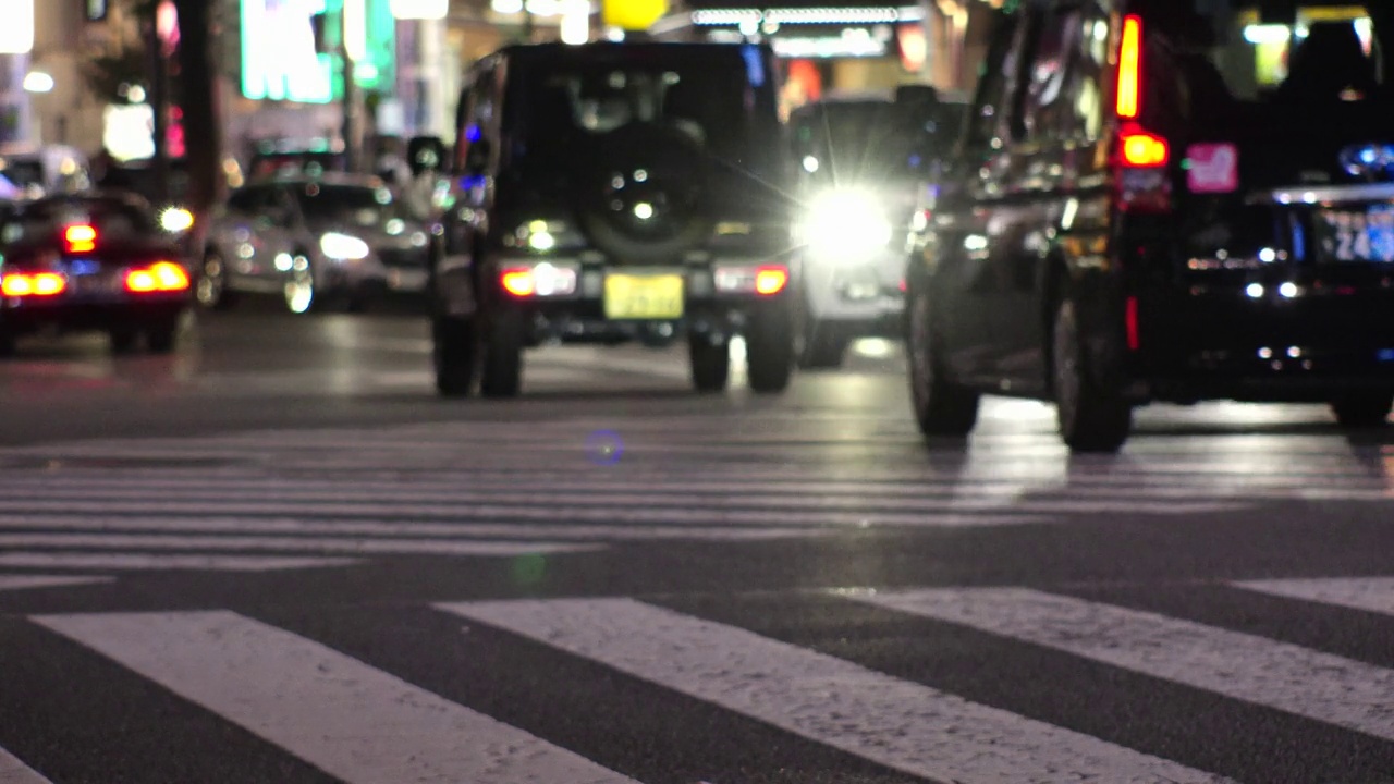 日本，东京，涩谷:晚上繁忙的道路交通。视频素材