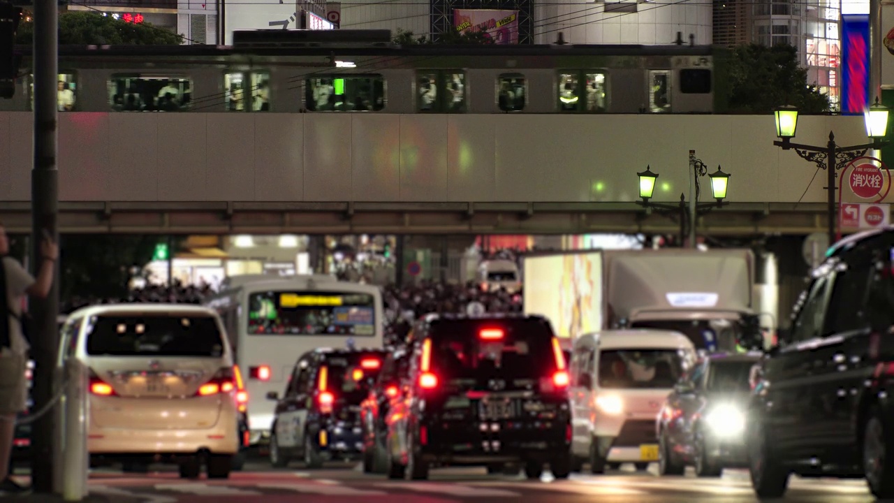 日本，东京，涩谷:晚上繁忙的道路交通。视频素材