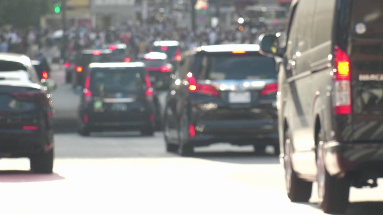 日本东京涩谷:白天繁忙的道路交通。视频素材