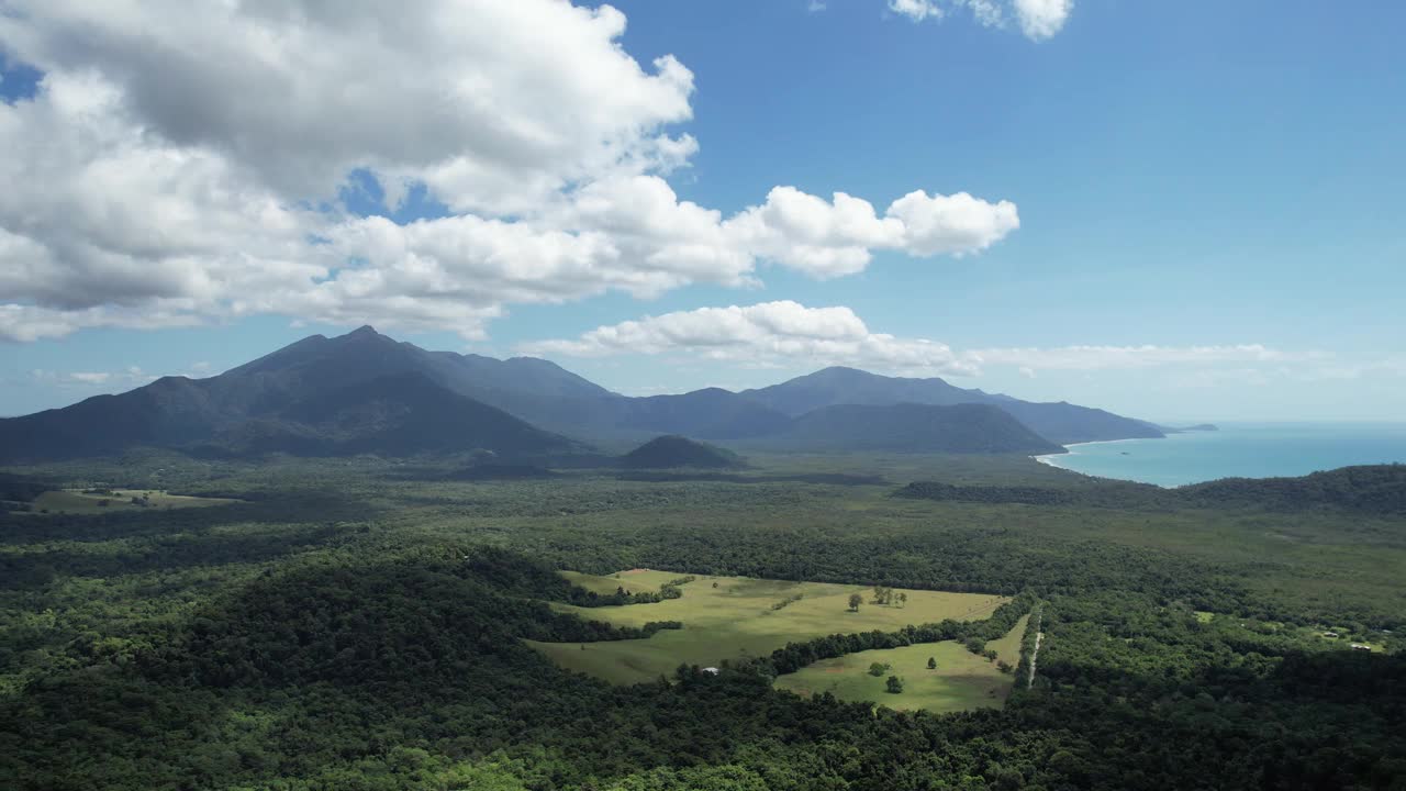 澳大利亚昆士兰州丹特里山山山脉的电影航拍镜头视频素材