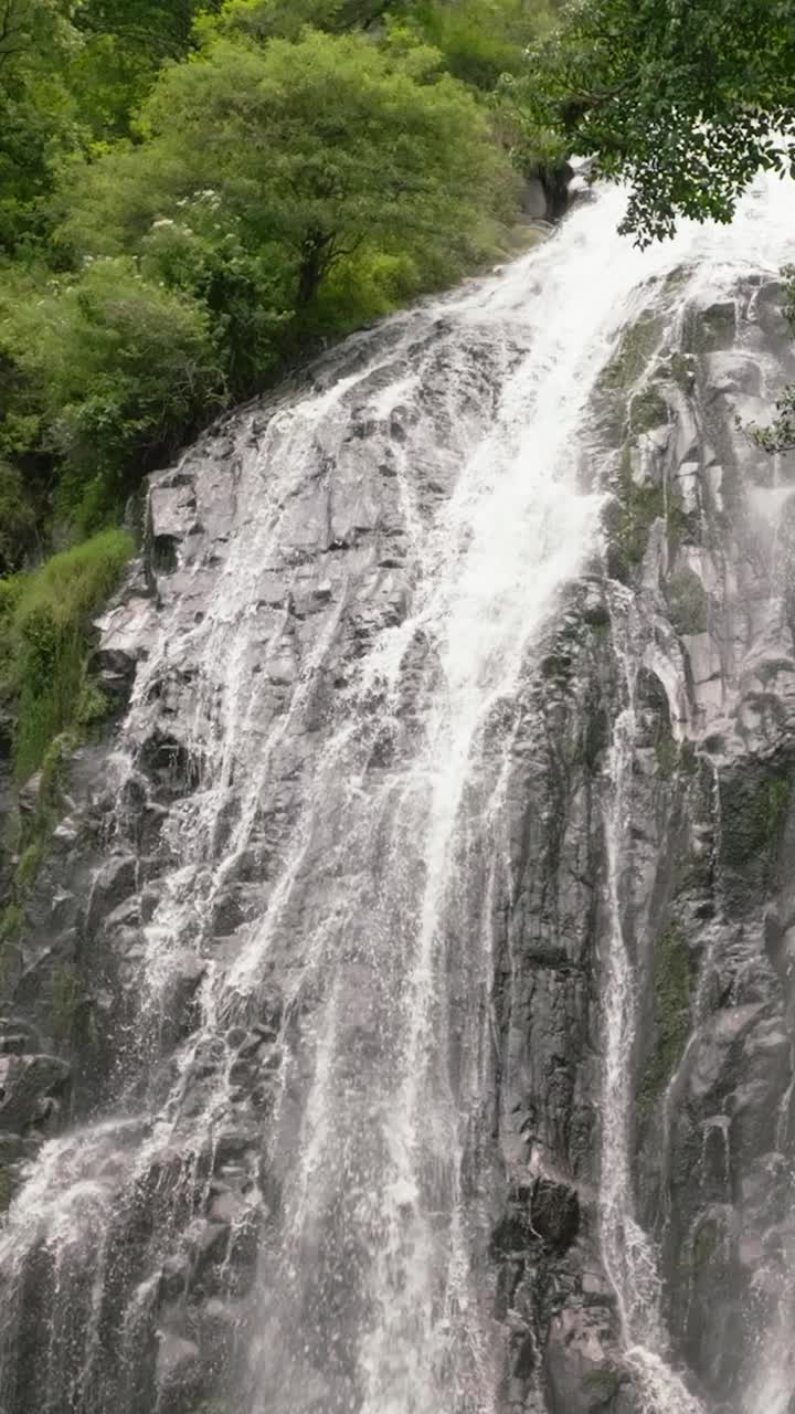 埃夫拉塔瀑布鸟瞰图。印度尼西亚苏门答腊。视频素材