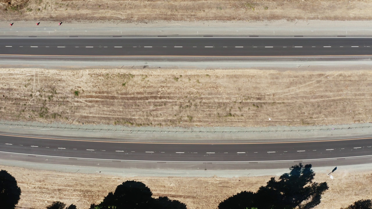 高速公路上汽车和卡车快速行驶的无人机卫星视图。视频素材