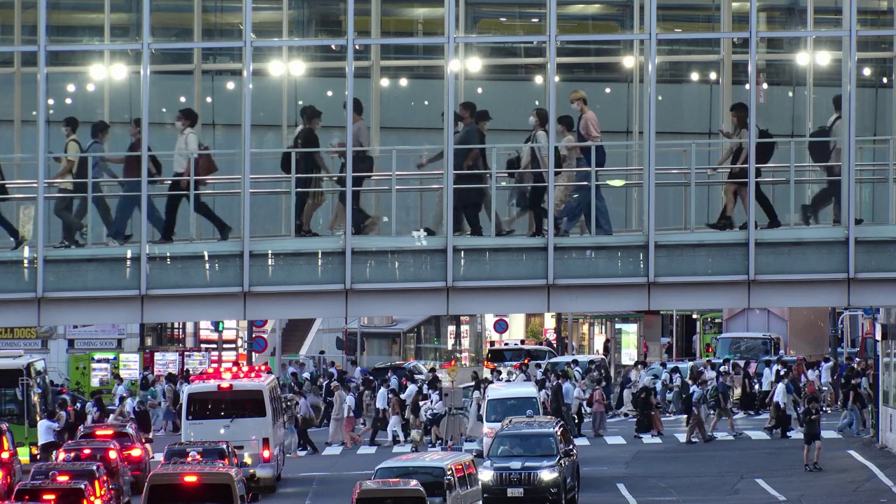 日本，东京，涩谷:高峰时段，一群人走在人行道上。视频素材