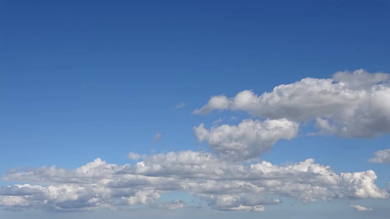 天空飘着云，蓝色的背景视频下载