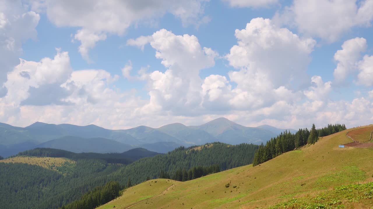 阳光明媚的日子里，美丽的山谷和绿色的高山草地。视频素材