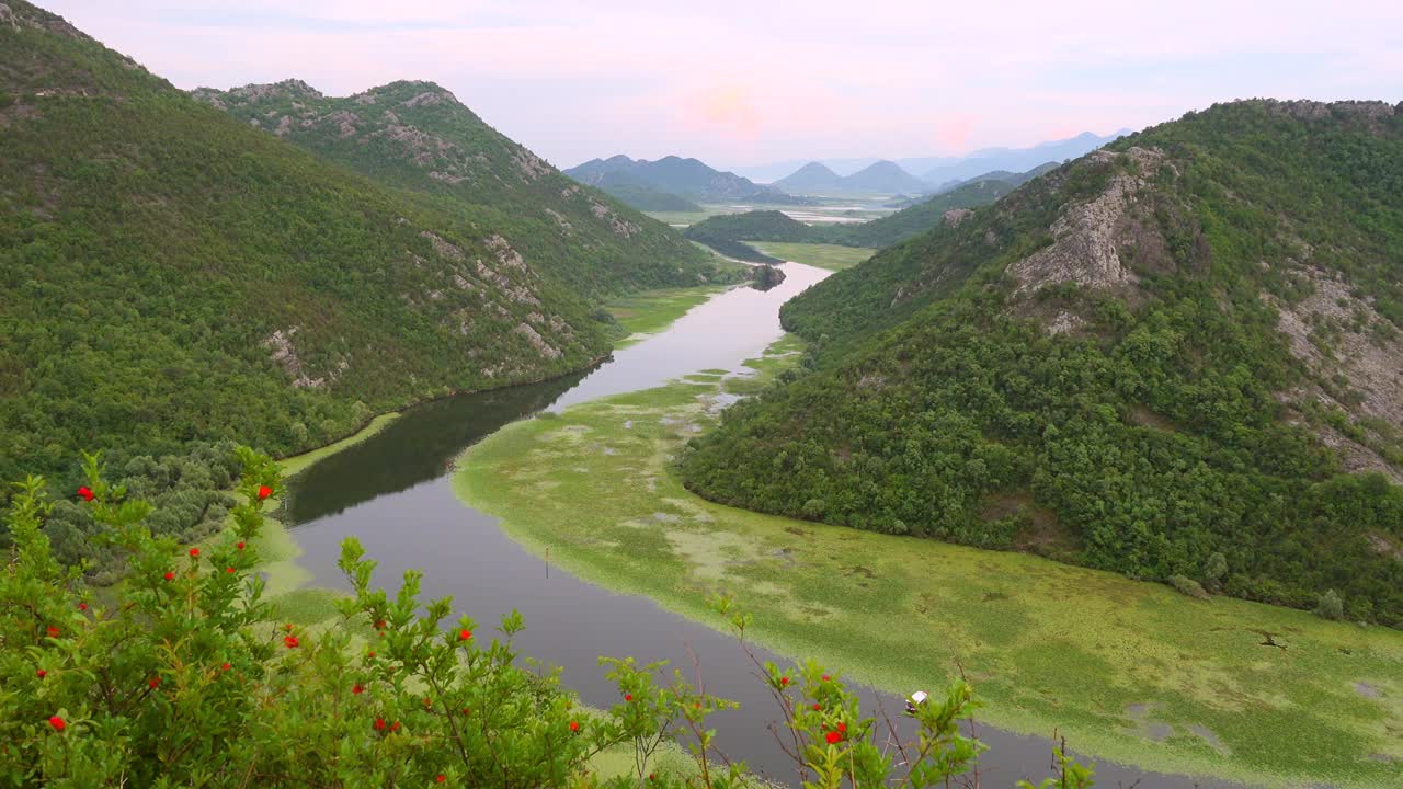 俯瞰Rijeka Crnojevica弯道周围绿色山峰的绝佳镜头。视频素材