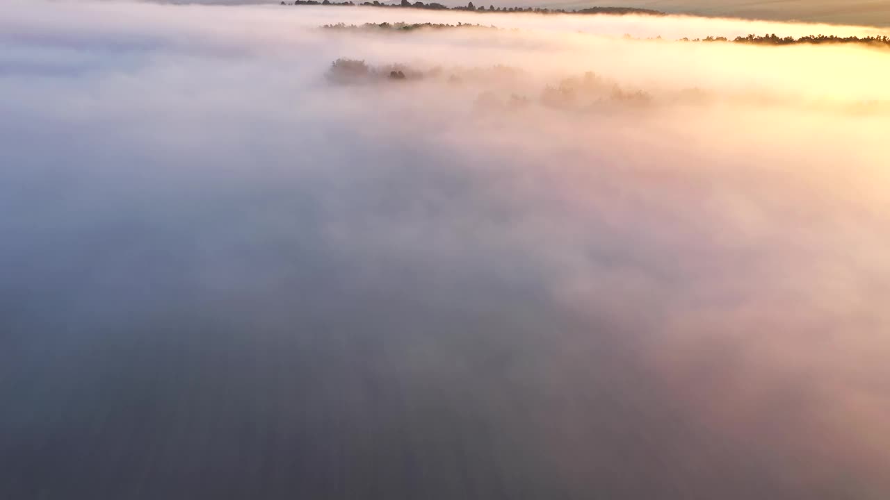 浓雾在山林之间移动。视频素材