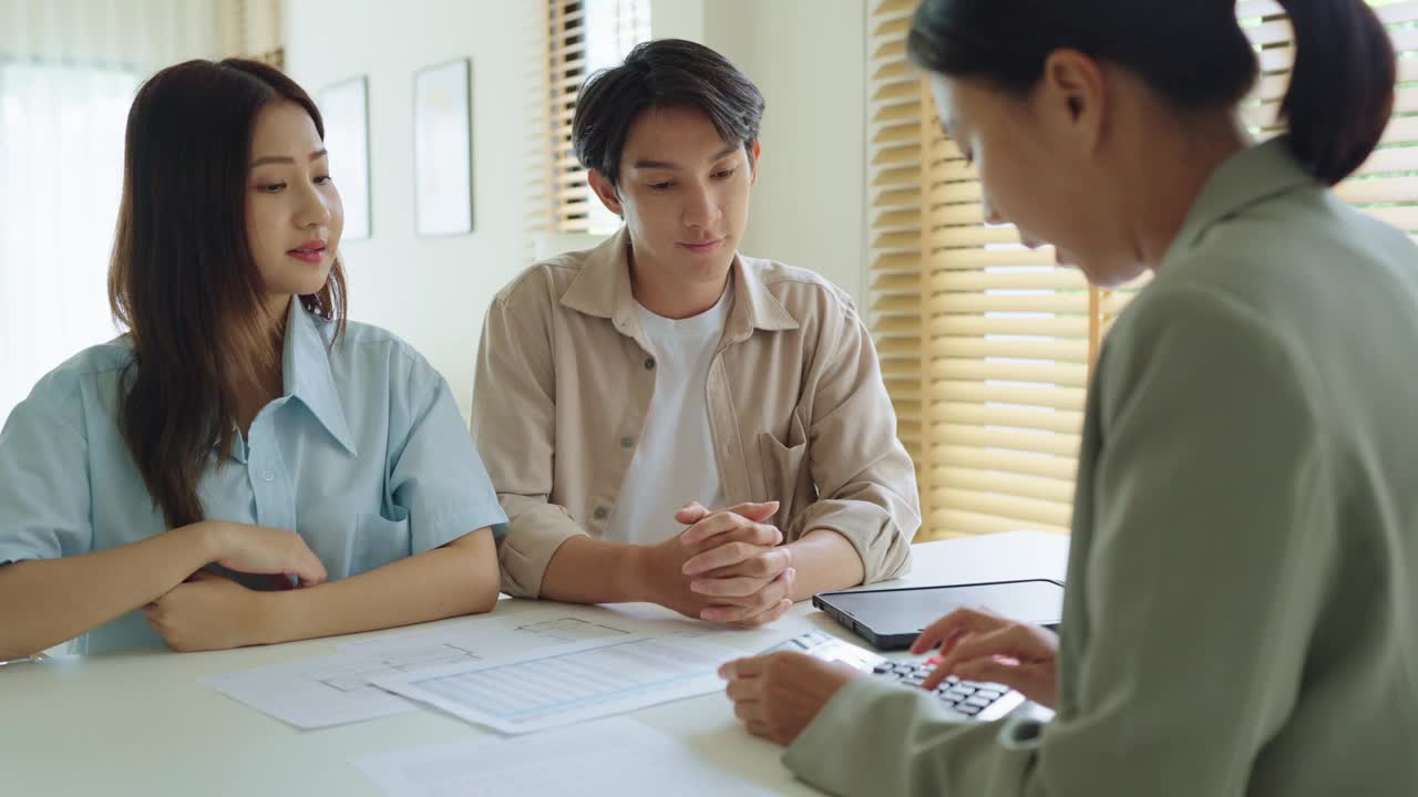 女性房屋代理房地产咨询汇总新房贷款费用房地产会议与亚洲夫妇财务顾问计算贷款期限每个月视频下载