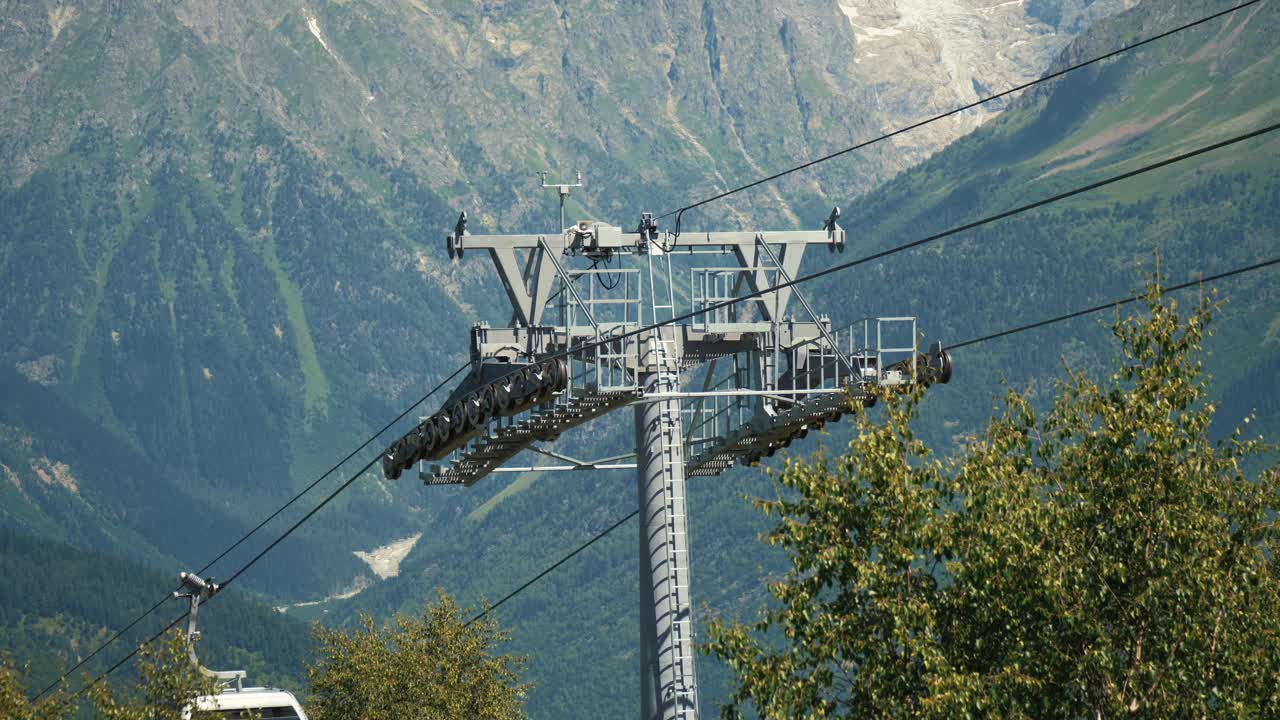 在格鲁吉亚的斯瓦涅季山区，缆车小屋沿着索道上坡视频素材