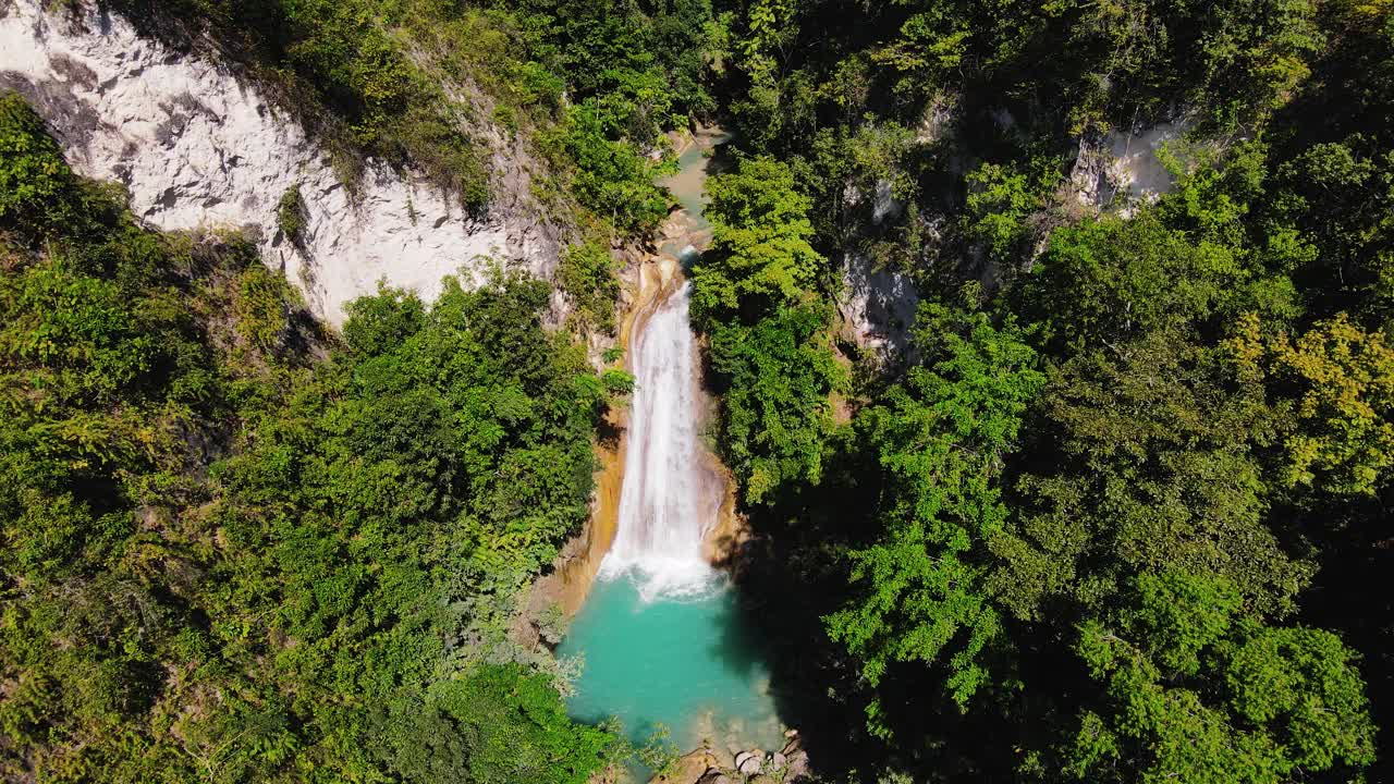 夏日荒野中的瀑布鸟瞰图。视频素材