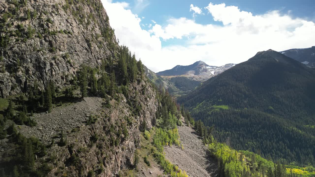 夏季在科罗拉多州大理石附近的麋鹿山脉和水晶河上空拍摄视频素材