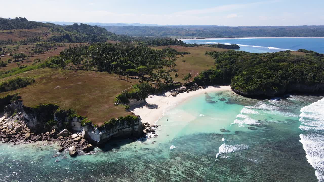 Pantai Watu Bella -印度尼西亚夏季松巴岛的白色沙滩。——空中视频素材