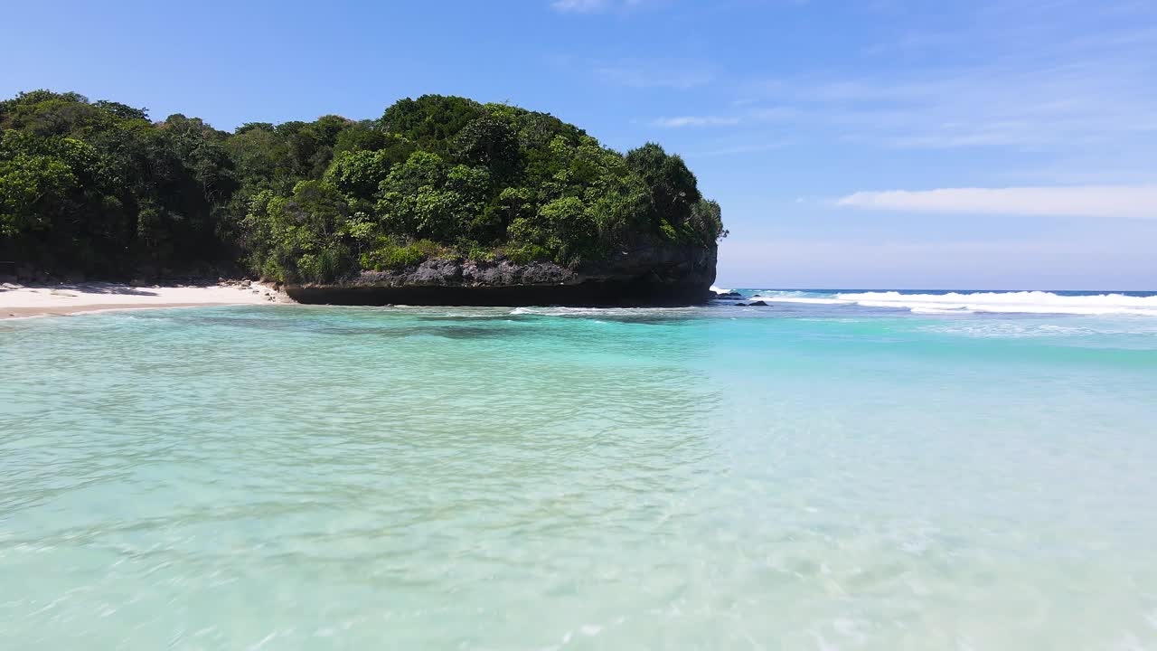 鸟瞰印尼松巴岛Pantai Watu Bella (Watu Bella海滩)清澈的海水。视频素材