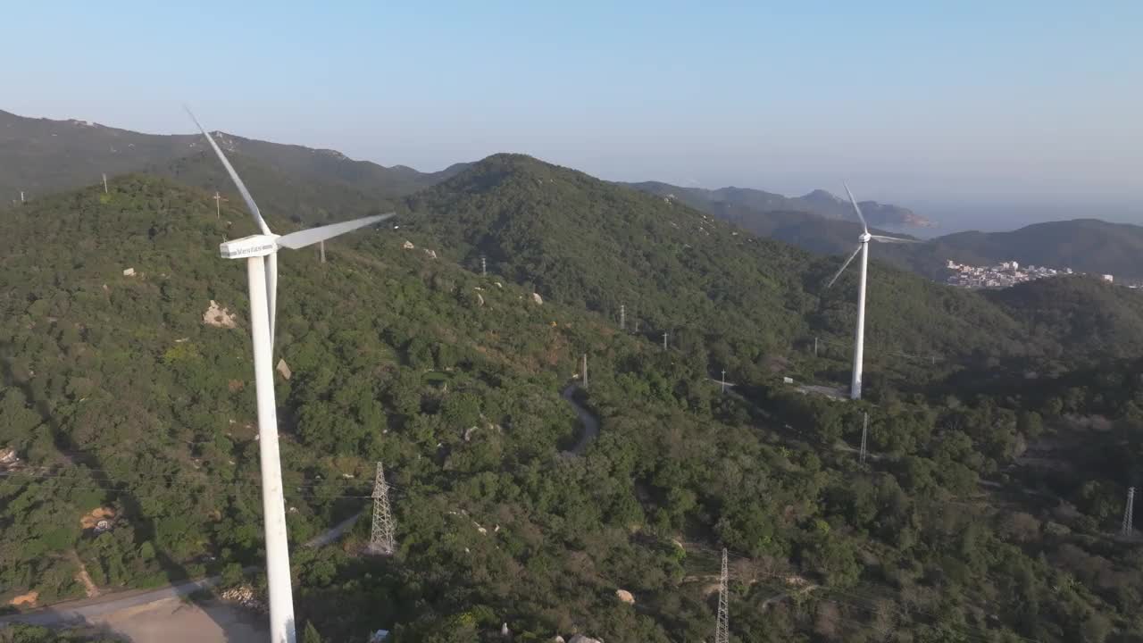 山顶风力发电航拍图视频素材