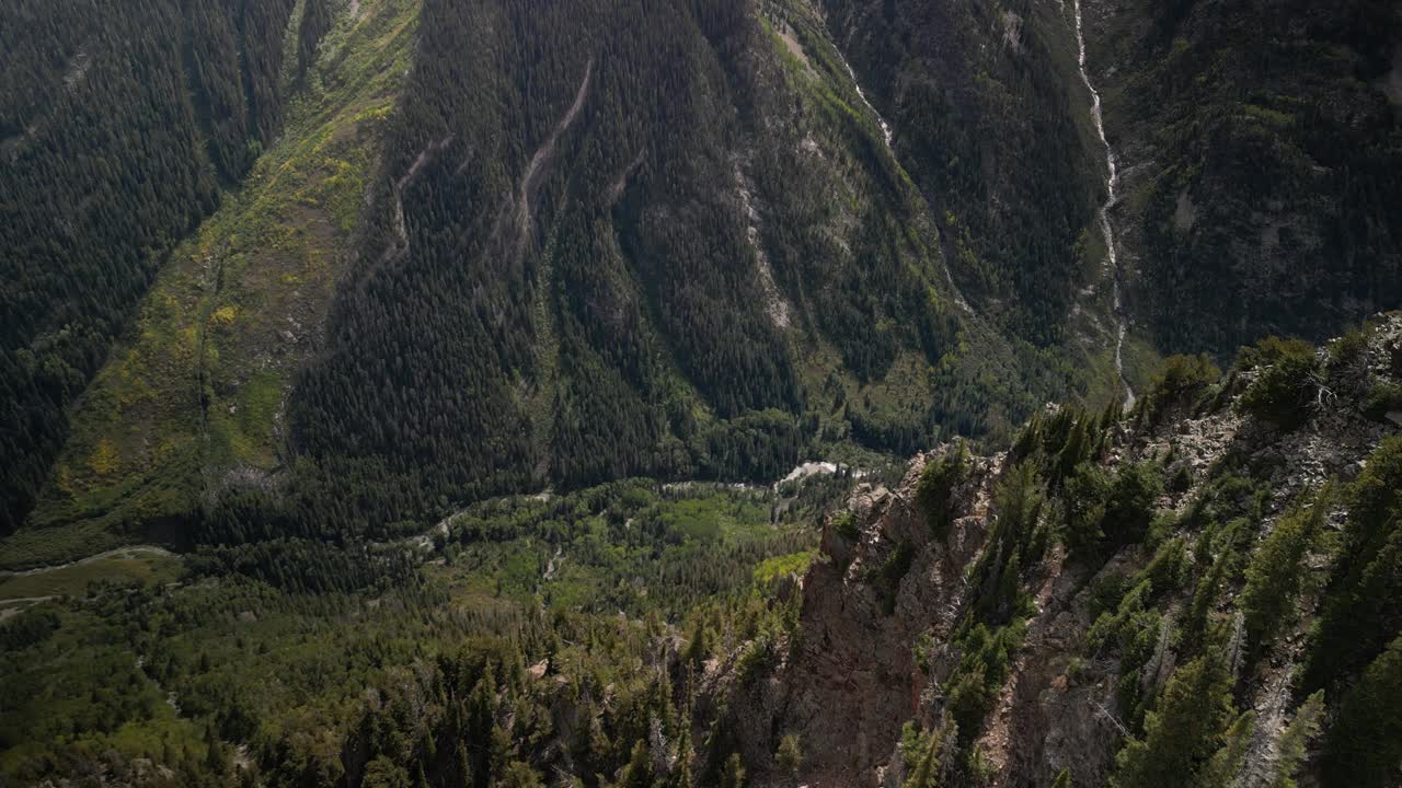 从空中俯瞰山谷，水晶河倾斜到科罗拉多州克雷斯特德巴特的宝山视频素材