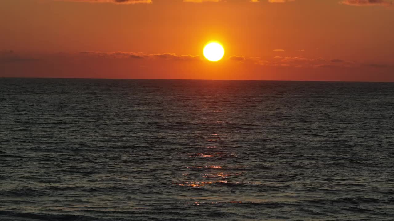 美丽的日落在海滩上，太阳下山视频素材