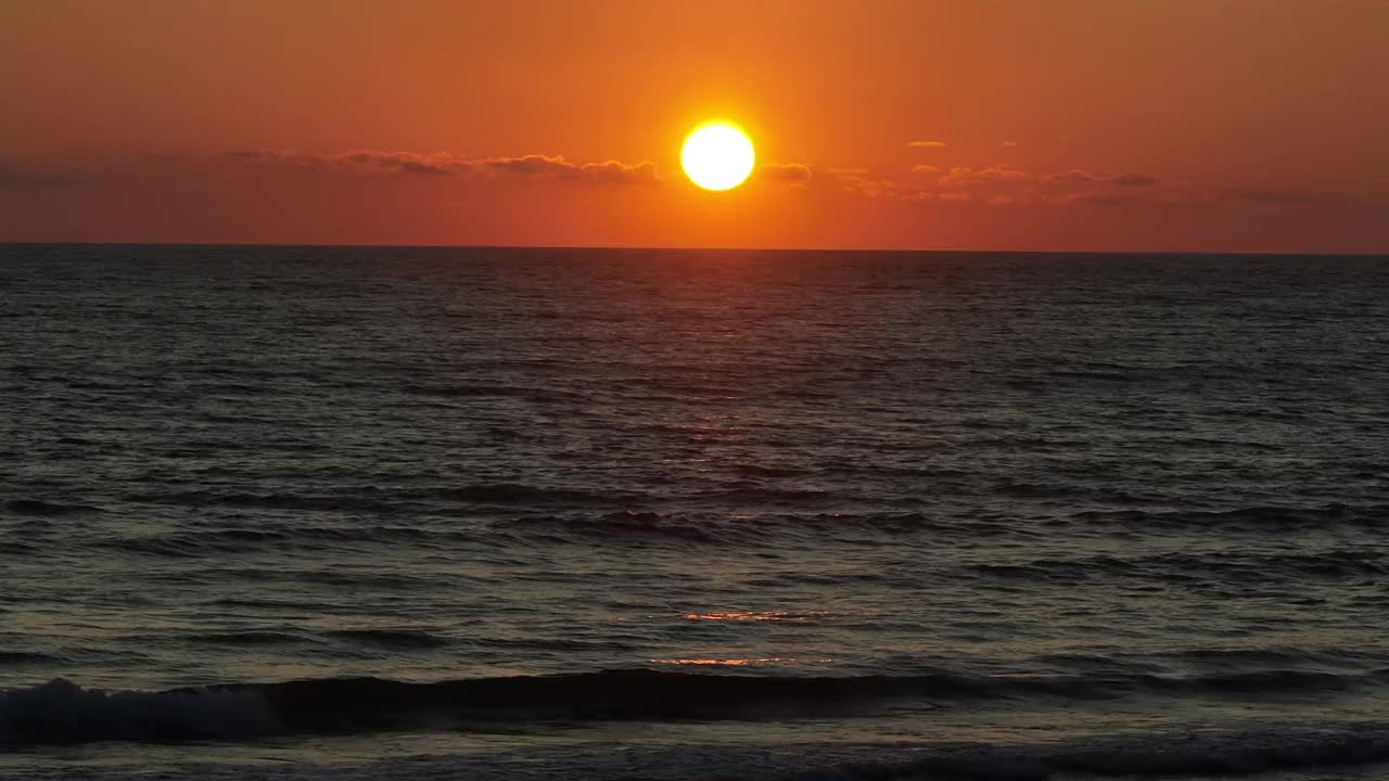 地中海的日落与岸边平静的海浪视频素材