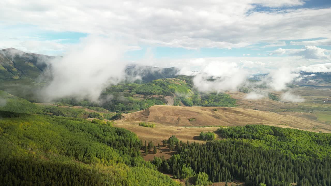 空中拍摄的森林和山谷在Crested Butte科罗拉多州与低云在刷子溪视频素材