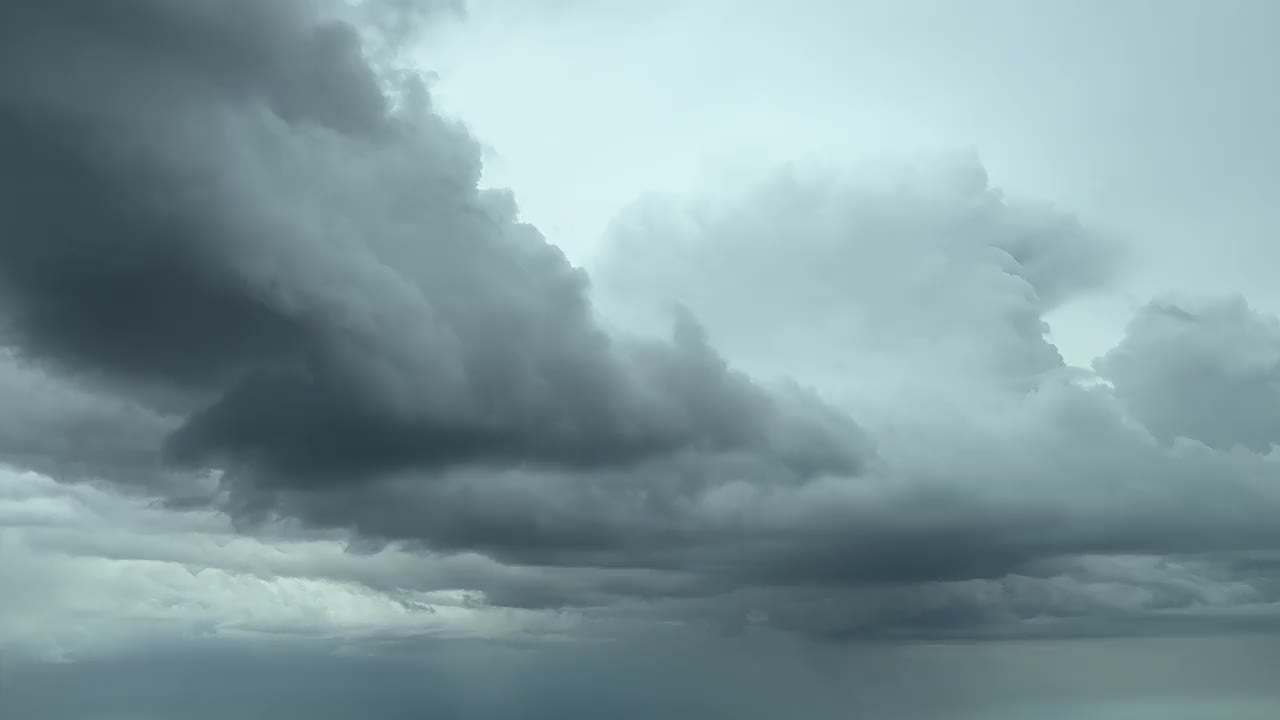 一架飞机在8000米高空飞过暴风雨的天空时，飞行员看到的壮观的云团。一个飞行员的视角。视频素材