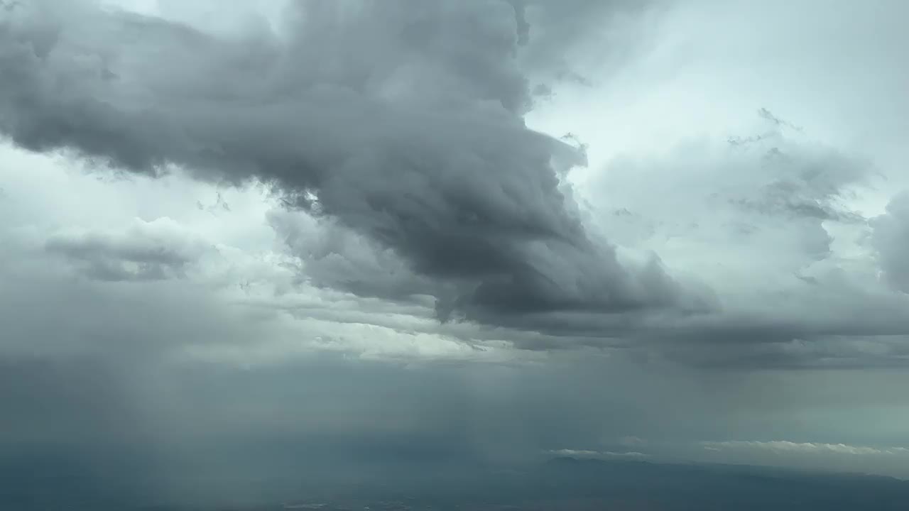 在西班牙马略卡岛上空，从飞机驾驶舱拍摄的暴雨天空。视频素材