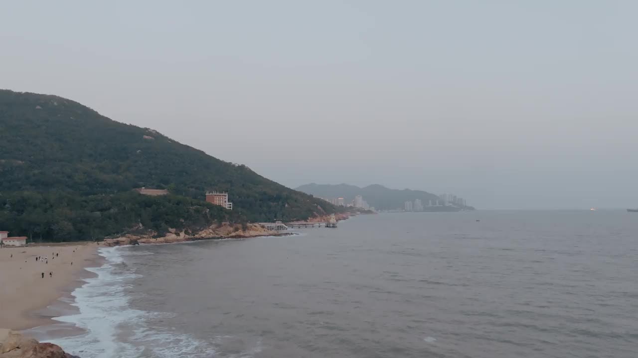 日落时岛屿海岸景观的航拍照片视频素材