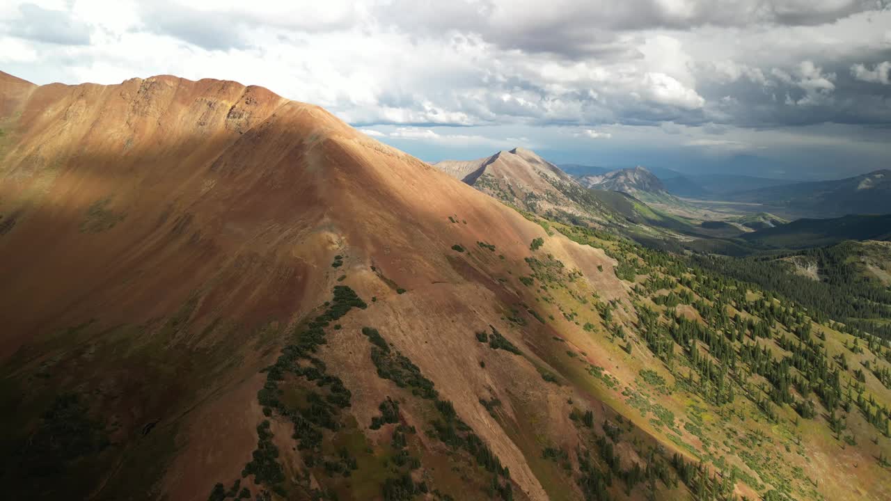 秃顶山哥德山和丘顶山在秋天在科罗拉多州排成一行视频素材