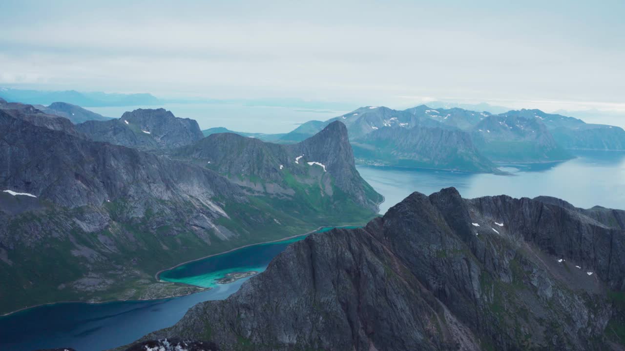 挪威Senja岛Kvaenan山和峡湾全景图。天线锅视频素材