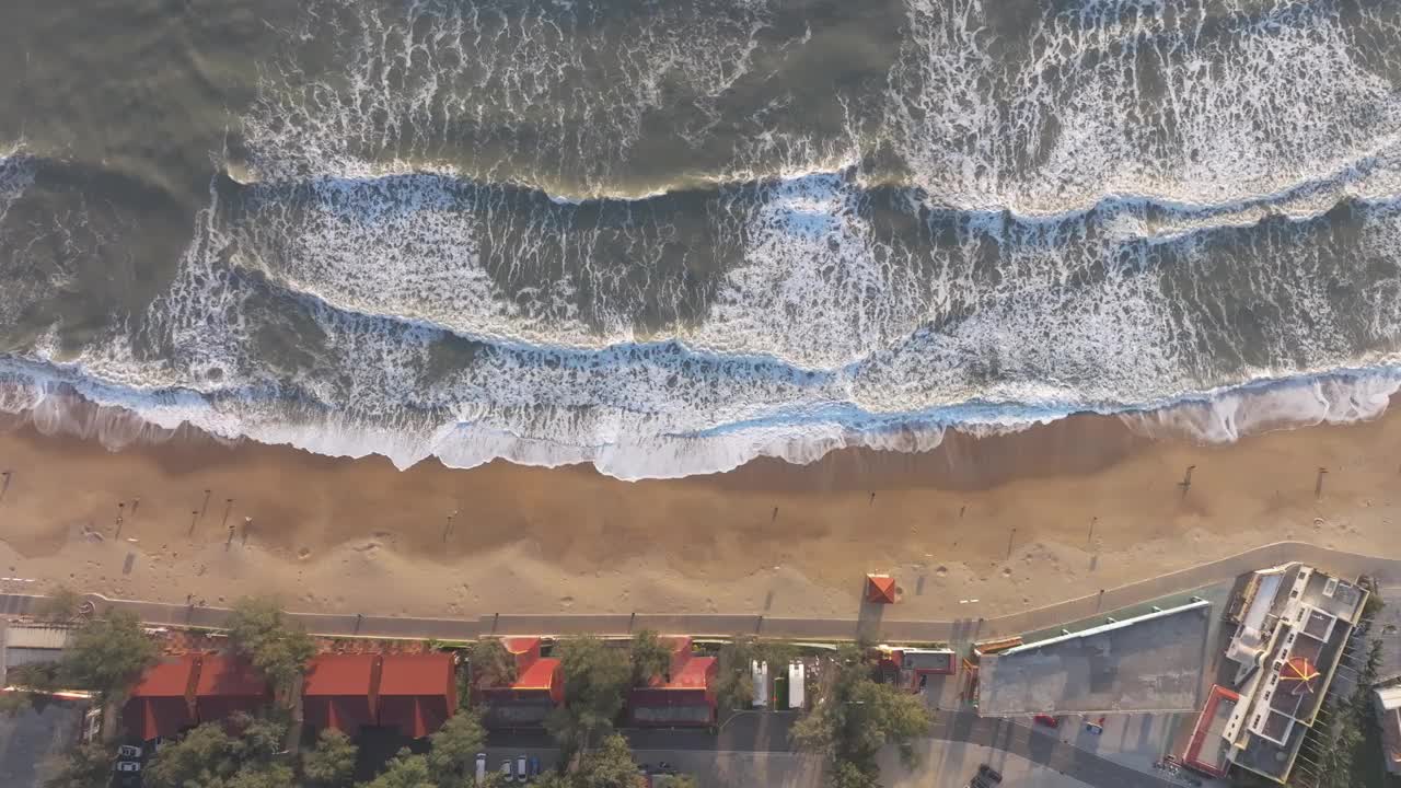 航拍海浪和海滩视频素材