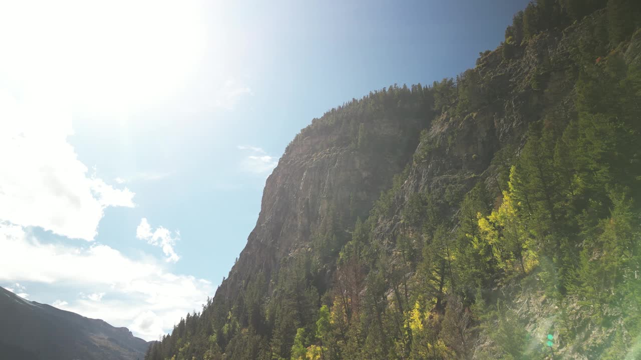 在阳光明媚的日子里，空中俯瞰着科罗拉多州大理石市秋天的高山视频素材