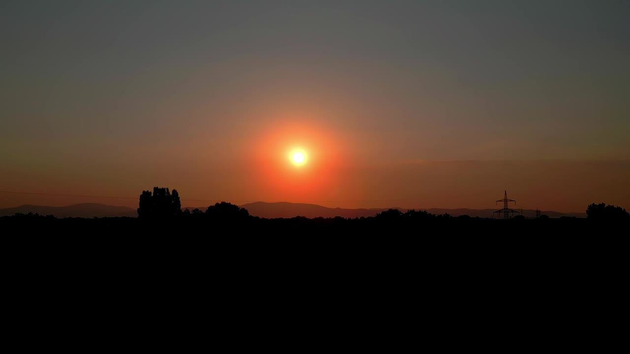 红色的夕阳天空在傍晚的剪影景观。静态的照片视频素材