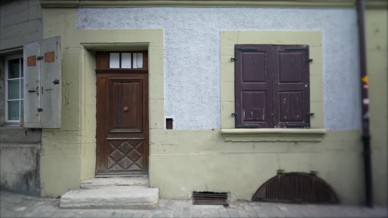 欧式老建筑立面，门窗细节特写。传统的住宅视频素材